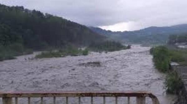 i n h g a risc de inundatii in mai multe bazine hidrografice din tara