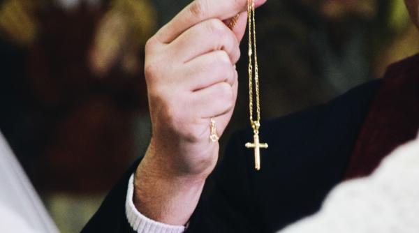 mitropolitul olteniei blestema pe cei care vor merge la o biserica despre care spune ca a fost construita pe un loc blestemat