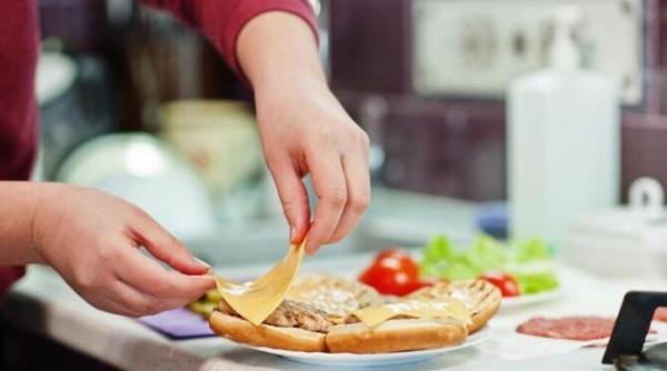 sandvisuri calde pentru un mic dejun satios le poti prepara in cateva minute