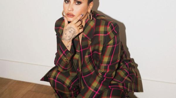 un afis de promovare controversat al cantaretei demi lovato ofenseaza grav crestinii a fost interzis