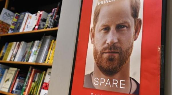 popularitatea printului harry are de suferit dupa dezvaluirile din cartea sa scoase din context de presa tabloida a ajuns sa fie mai putin placut si decat camilla in ochii britanicilor