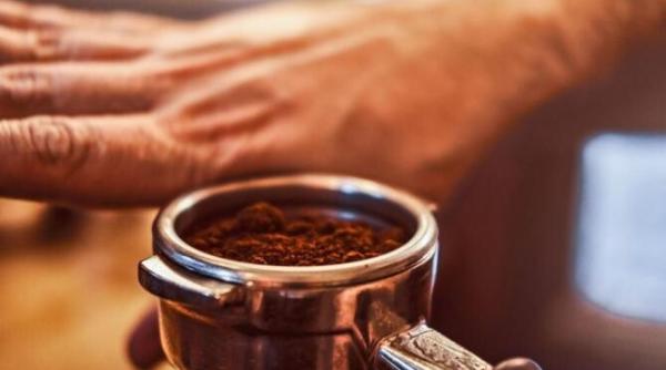 pune zat de cafea la dus doar gospodinele cu experienta cunosc acest truc