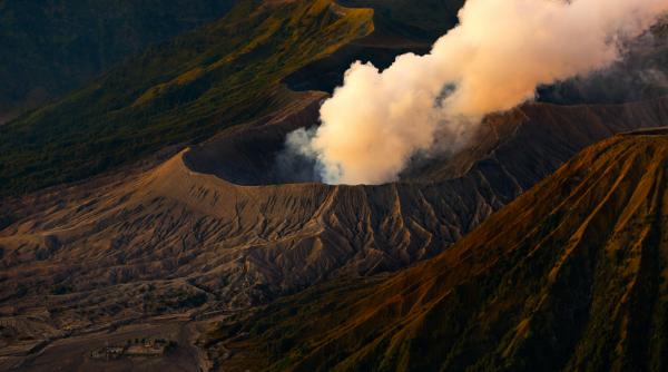 un vulcan din ecuador erupe incontinuu de anul trecut cenusa a ajuns in localitatie din apropiere