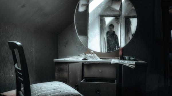 un actor cunoscut spune ca este prieten cu o fantoma o vad tot timpul se plimba prin casa