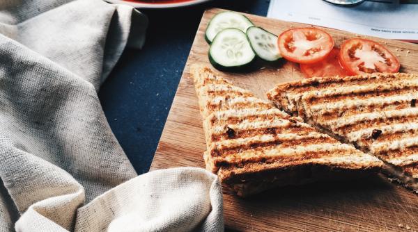 sandvis cald cu parizer si cascaval cel mai bun mic dejun