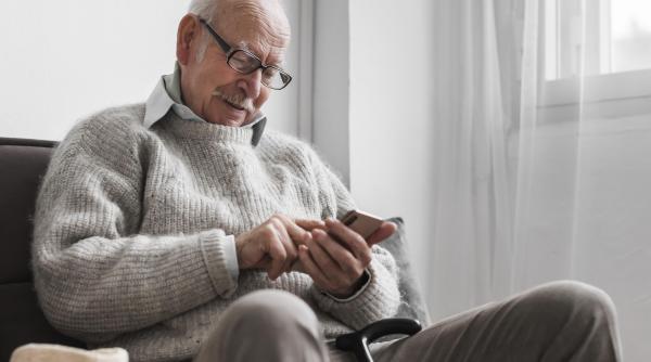 calatorie fulger de la monoclu la vr si metaverse sau cand romania moare de batranete dar moare tanara