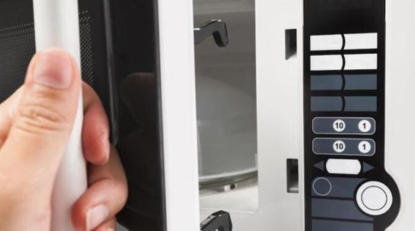 lasa usa cuptorului cu microunde deschisa doua minute dupa utilizare iata explicatia