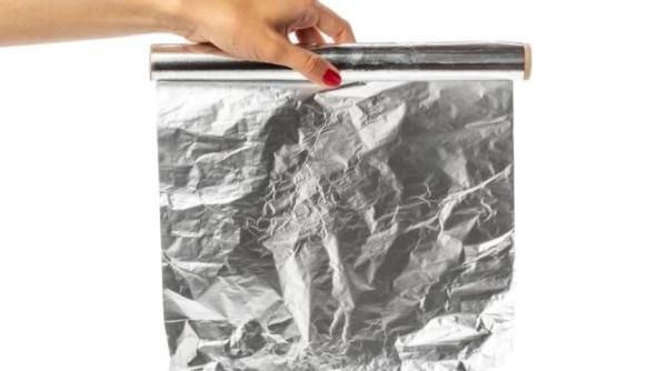 pune folie de aluminiu pe manerul usii trucul care rezolva o mare problema