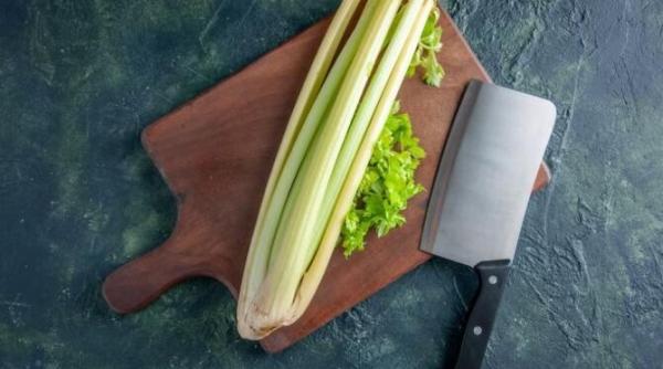 cea mai buna salata de telina este plina de vitamine si foarte sanatoasa