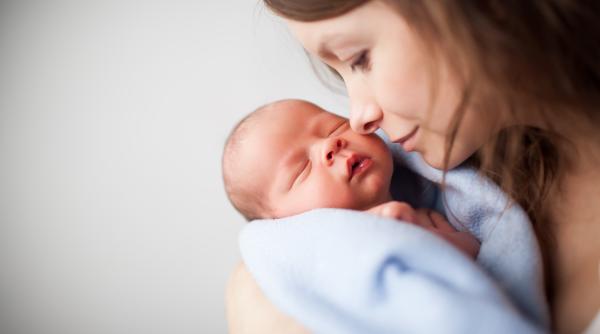 mamele fara venituri din salarii ar putea lua mai putini bani din indemnizatia de maternitate