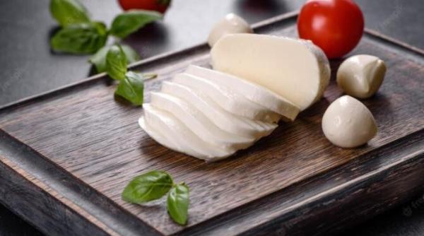 nu mai cumpara mozzarella o poti face acasa din lapte si un ingredient secret