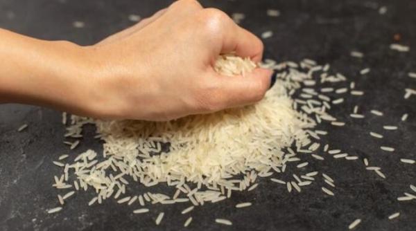 pune orez intr o sticla de vin trucul genial care iti face viata mai usoara