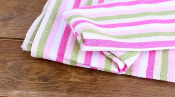 indeparteaza petele incapatanate de pe prosoapele de bucatarie cu doar doua ingrediente