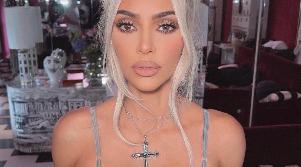 kim kardashian a cumparat un crucifix purtat de printesa diana