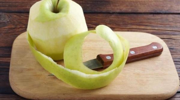 nu mai arunca cojile de mere le poti folosi in bucatarie si casa 5 moduri inteligente