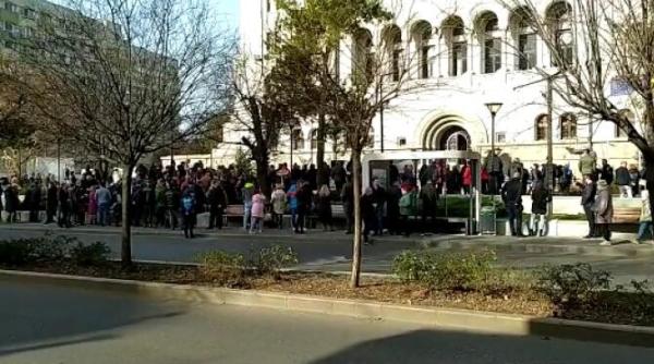 protest la usa lui armand primarul sta in birou tinerii din greenfield izolati in bucuresti ii cer sa deschida drumul foto video