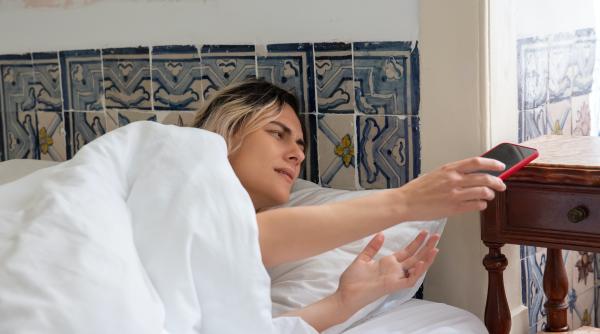 nu utiliza telefonul imediat dupa ce te ai trezit iata ce risti daca o faci