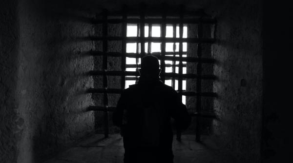 o mare parte din detinutii din franta vor fi eliberati cu trei luni mai devreme care sunt conditiile