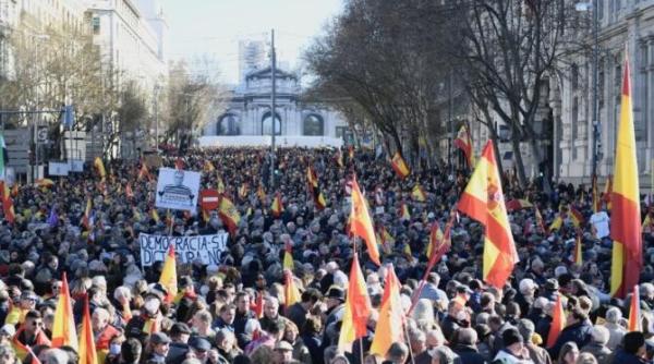 proteste ale dreptei si extremistilor la madrid vor demisia premierului pedro sanchez