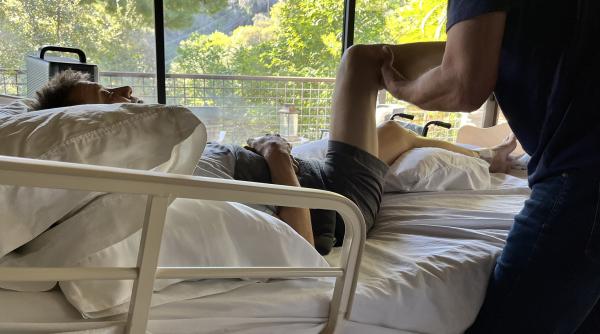 actorul jeremy renner si a rupt 30 de oase in accidentul cu plugul de zapada a inceput deja recuperarea