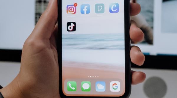 tiktok recunoaste ca angajatii pot promova videoclipuri pentru a le umfla numarul de vizionari