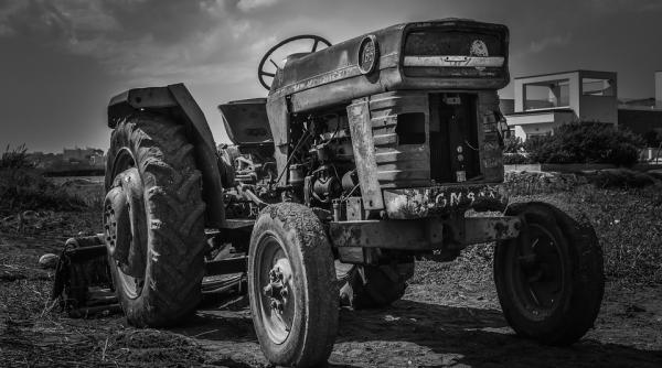 isprava unor barbati din iasi s au imbatat si au mers cu tractorul cu plug la mall au rupt bariera au parcat si s au dus sa manance