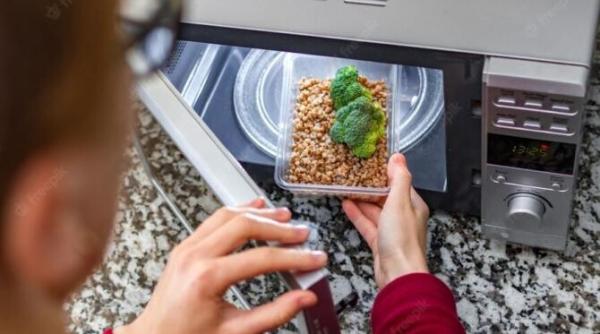 un pahar cu apa pus in cuptorul cu microunde iti va salva aparatul electrocasnic un secret pe care l ai stut