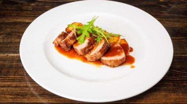 carne de porc inabusita cu sos de mere un deliciu care se gateste doar 10 minute