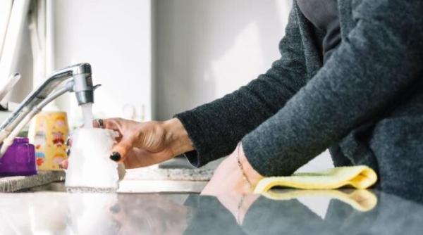 gata cu cheltuielile fa ti propriile produse de curatat vasele si podelele din cateva ingrediente din camara