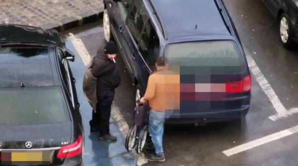 imagini virale cu un barbat in scaun cu rotile care se ridica in picioare si urca intr o masina video