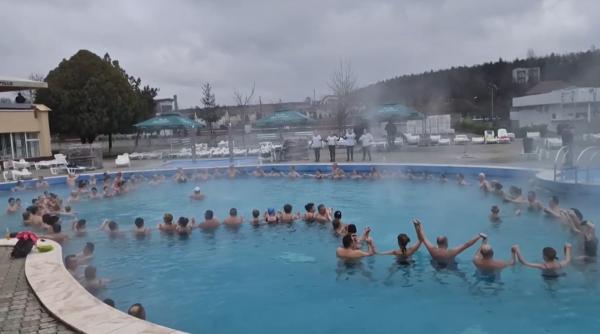 romanii au incins hora unirii intr o piscina cu apa termala de la baile felix video