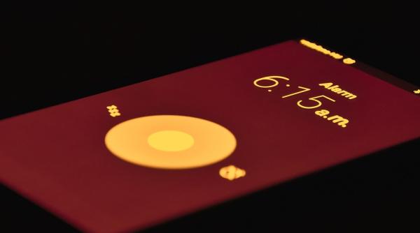 de ce adormi mai greu daca folosesti telefonul seara