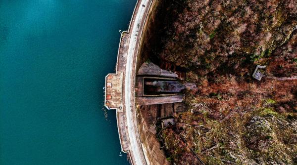 cel mai vechi baraj din romania construit in vremea imperiului austro ungar dainuie de peste un secol putea fi o adevarata comoara turistica video