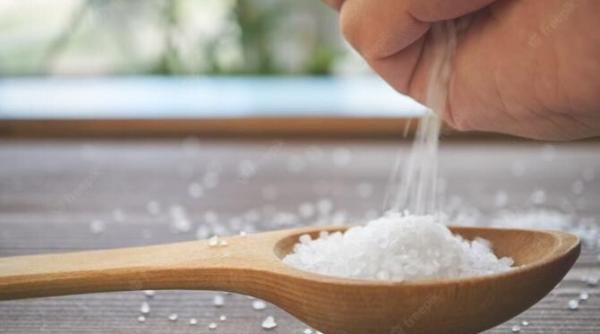 de ce gospodinele cu experienta pun sare pe matura trucul practic care iti face viata mai usoara