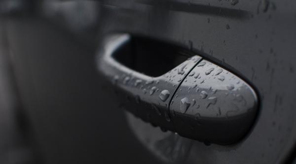 un hot a furat o masina cu tot cu sotia proprietarului