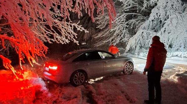 patru persoane printre care si un copil sub doi ani blocati cu masina pe munte in zapada salvamontistii intervin de urgenta