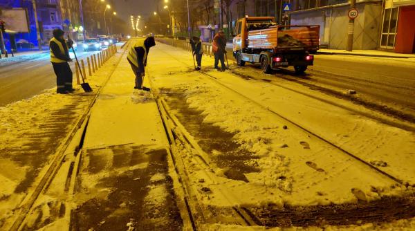 angajati ai stb intervin la deszapezirea refugiilor de tramvai