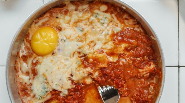 oua in sos de rosii si chorizo reteta speciala pentru un mic dejun de neuitat