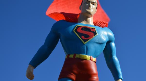 superman de tulcea un barbat imbracat in supererou a strans apa de pe o strada din oras cu farasul