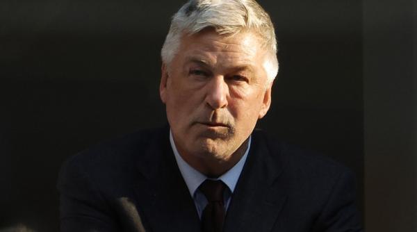 alec baldwin acuzat de omor prin imprudenta pentru impuscarea halynei hutchins incidentul a avut loc acum 15 luni