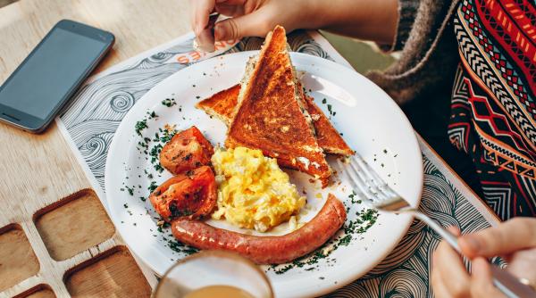 mancatul zilnic la aceasta ora poate creste riscul de cancer