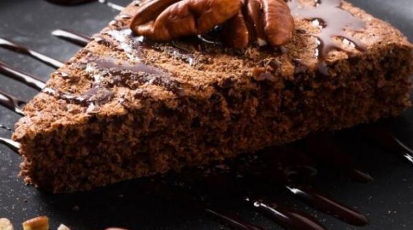 prajitura moale de ciocolata adauga un ingrediente secret in aluat pentru o explozie de gust