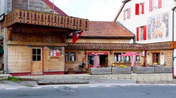 in acest hotel poti dormi in doua tari in acelasi timp