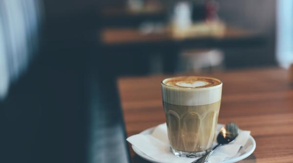 beneficiile cafelei pot fi dublate prin adaugarea de lapte