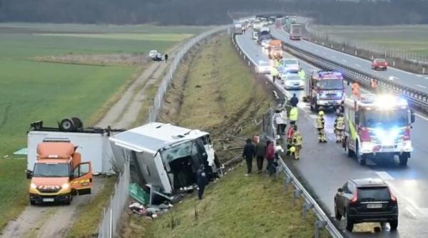 un autocar cu romani s a rasturnat in slovenia trei oameni au murit ministrul aurescu in autocar se aflau 29 de cetateni romani