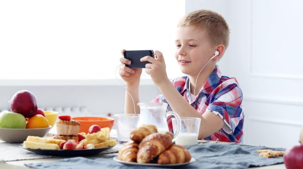 ce se poate intampla cand lasi telefonul copilului sa se joace un pusti de 6 ani si a comandat mancare de 1000 de pe mobilul tatalui mi era putin foame