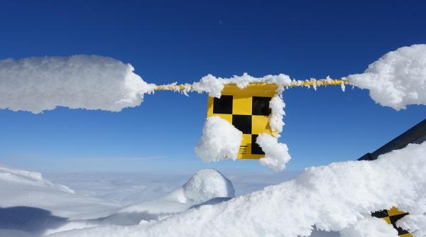avalanse devastatoare in muntii fagaras cabana capra si zona balea lac afectate zapada a spart geamurile si a intrat in camere zeci de masini ingropate in nameti foto in articol
