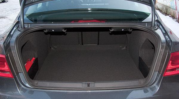 femeie rapita si incuiata in portbagajul unei masini in flacari in bucuresti