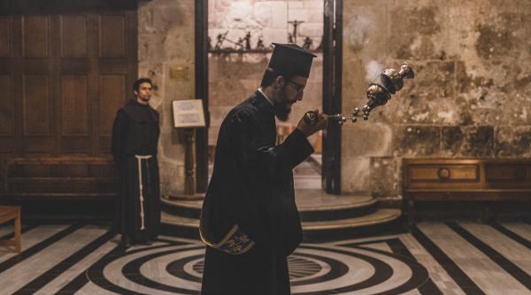 un preot rus a fost oprit de la slujire pentru ca a inlocuit cuvantul victorie cu pace