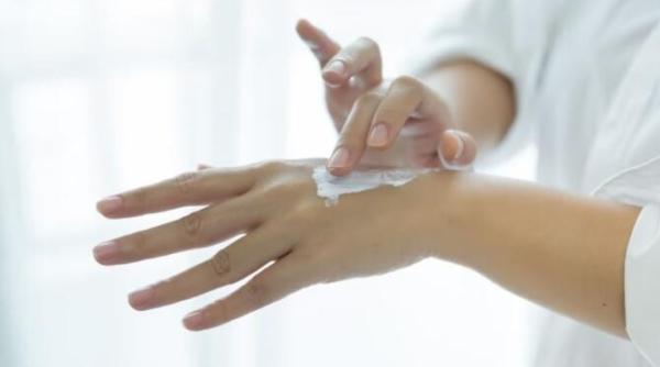 cel mai bun remediu natural impotriva mainilor uscate si crapate trucul cu care vei economisi banii